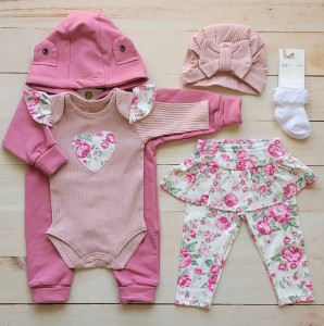 Stylizacja wiosenna dziewczęca pudrowa róża