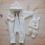 KAZUM Kombinezon z ocieplanej dresówki dwa czarne zamki bez stóp + czapka + buciki 56-86 ivory 