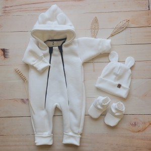KAZUM Kombinezon z ocieplanej dresówki dwa czarne zamki bez stóp + czapka + buciki 56-86 ivory 