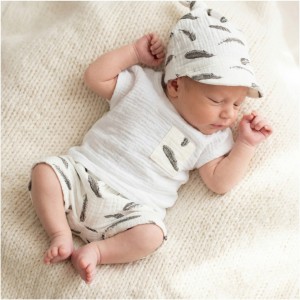 3 cz muślinowy komplet tshirt + spodenki + czapka 56-98 piórka