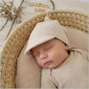 Letnia czapeczka muślinowa wiązana  56-86 piaskowa