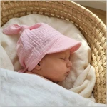 Letnia czapeczka muślinowa wiązana  56-86 różowa