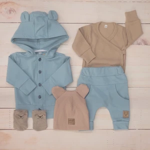 Stylizacja wiosenno letnia dla chłopca piaskowa fala