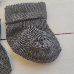 9skarpetki bezuciskowe niemowlę noworodek stylizacja wyjście ze szpitala stópki .jpg