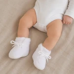 Zimowe ciepłe buciki niemowlęce na chrzest wiązane mięciutkie 