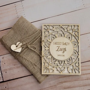 Zaproszenie na Chrzest Święty mandala – drewniane, personalizowane z grawerem + owijka z juty