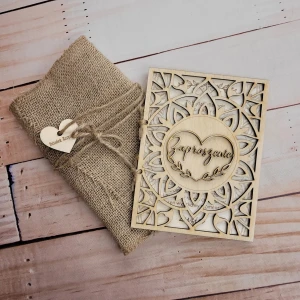 Drewniane zaproszenie na Chrzest Święty „Serce” – personalizowane, w jutowym etui
