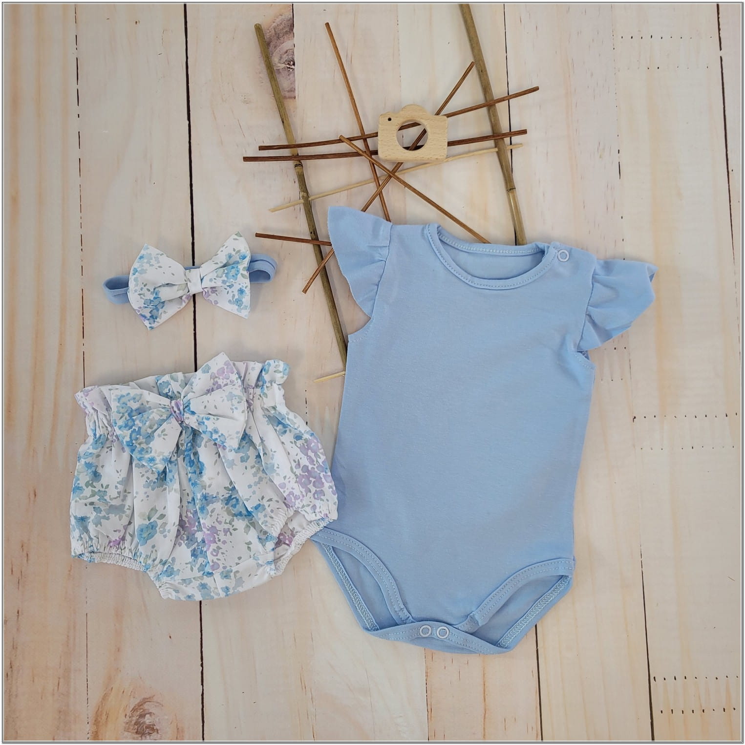 Zestaw na lato dla dziewczynki. Bloomersy, body z krótkim rękawem i opaska na lato dla dziewczynki.  Bawełniany letni komplet dla niemowlaka.  Komplet na prezent dla dziewczynki.