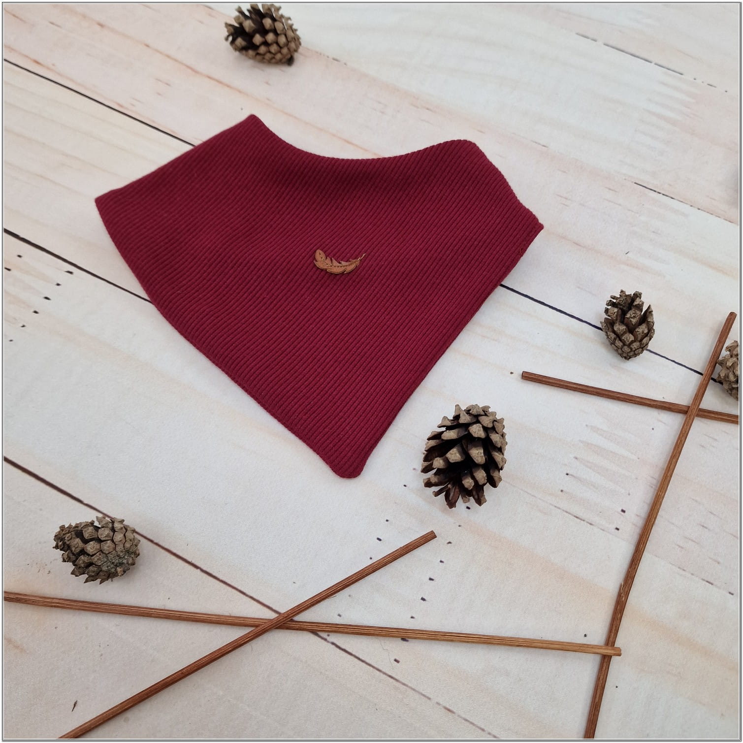 Apaszka prążkowana bordowa dla noworodka