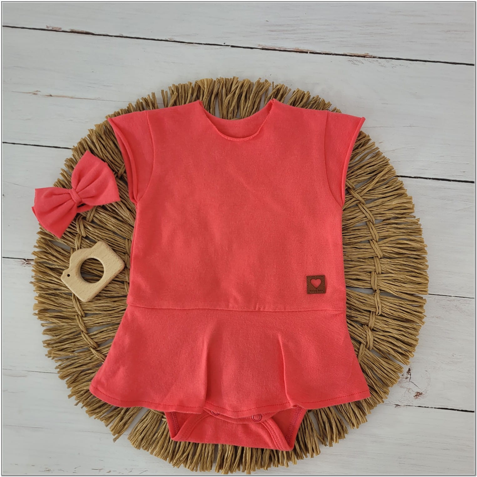 Malinowa bodosukienka z opaską na lato dla dziewczynki.  Przewiewna letnia bodosukienka dziewczęca.