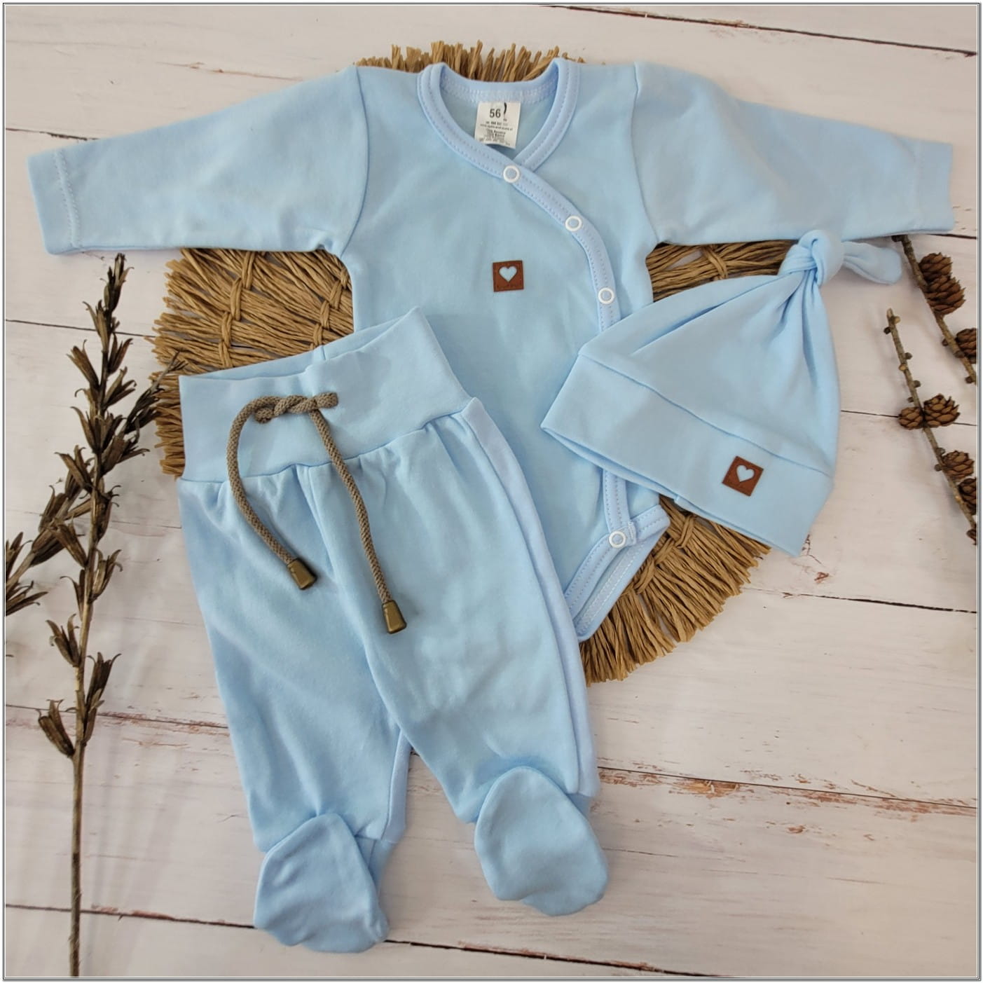 Uniwersalny komplet niemowlęcy z czapeczką. Niebieski, bawełniany zestaw dla noworodka. Body, spodnie, czapeczka na wyjście ze szpitala. Pomysł na prezent dla noworodka.