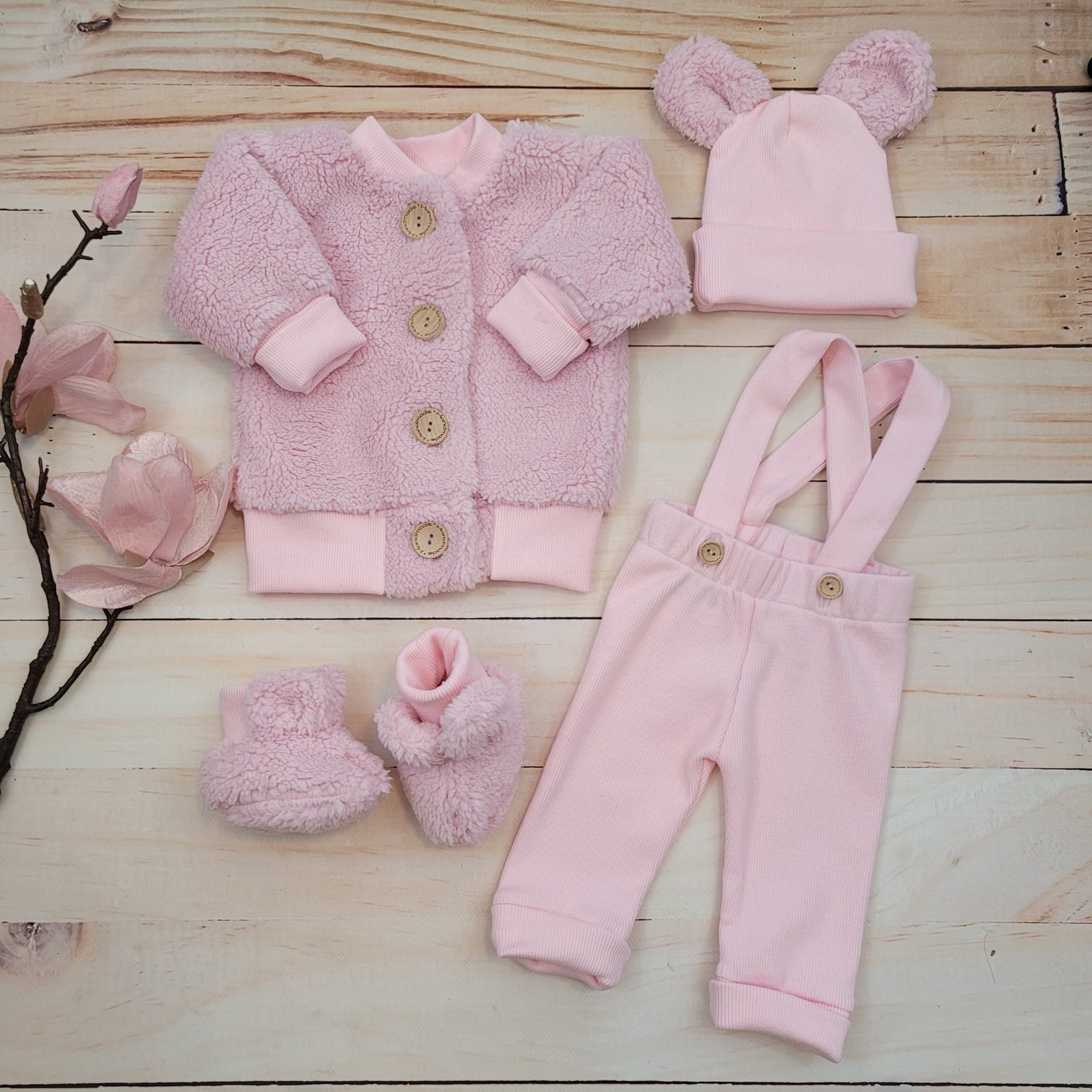 114cz komplet miś kurtka spodnie na szelkach czapka buciki.jpg