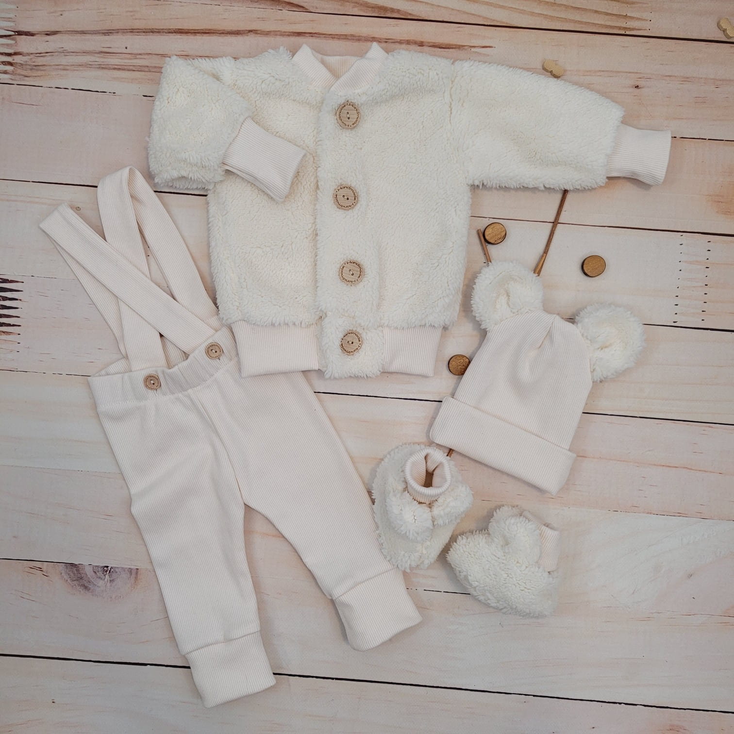 44cz komplet mis kurtka spodnie na szelkach czapka buciki.jpg