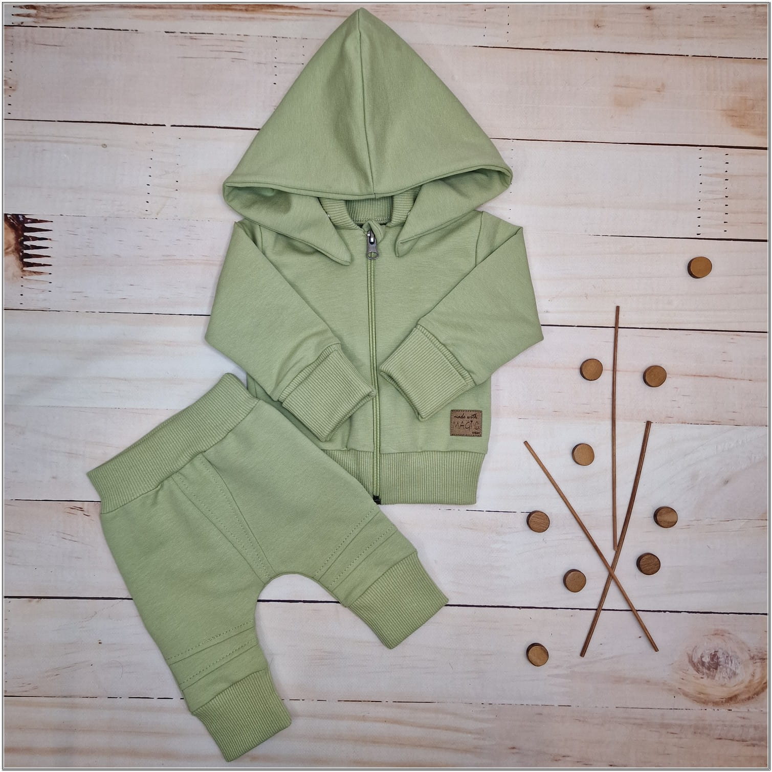 41 dres niemowlęcy z odpinanym kapturem .jpg