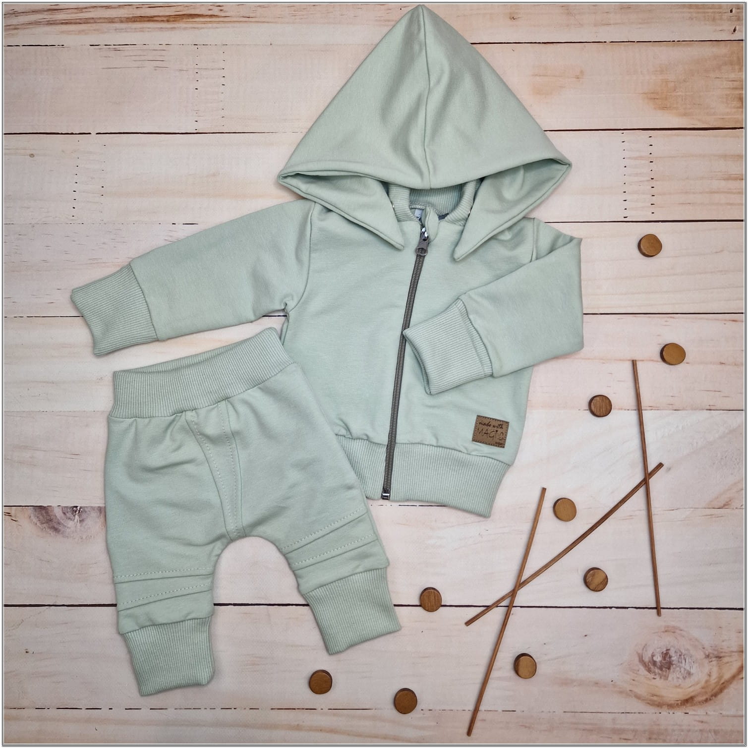 1 dres niemowlęcy z odpinanym kapturem .jpg