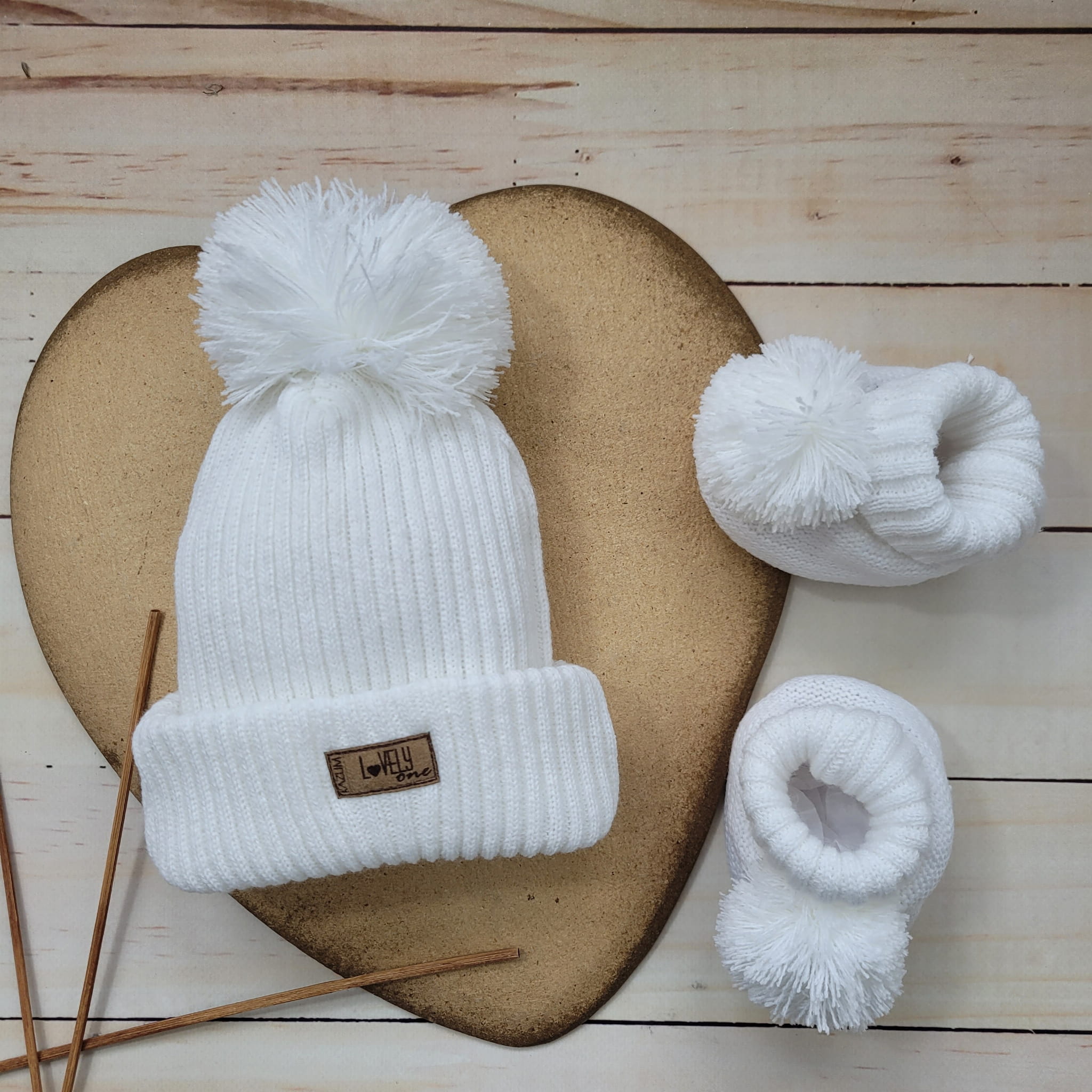 2włóczkowy komplet czapka buciki pompon wiosna jesiń zima niemowlę noworodek .JPG