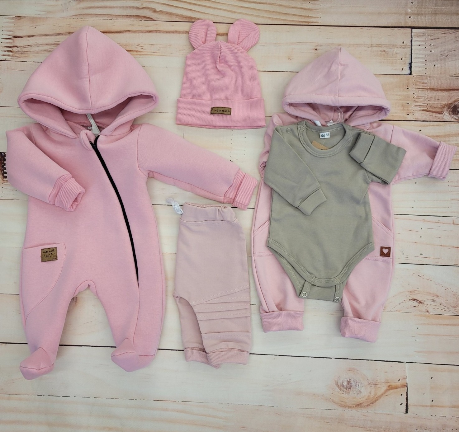 8stylizacja niemowlęca wyprawka wiosna jesień lato kombinezon body spodnie niemowlę noworodek.jpg